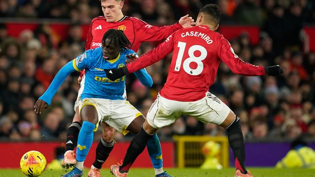 Pemain Wolves, Mateus Mane, berebut bola dengan pemain Manchester United, Manuel Ugarte dan Casemiro