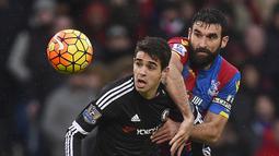 Pemain Crystal Palace, Mile Jedinak (kanan) berebut bola dengan pemain Chelsea, Oscar pada laga Liga Premier Inggris di Stadion Selhurst Park, Inggris,, Minggu (3/01/2016). Chelsea menang 3-0. (Reuters/Dylan Martinez)
