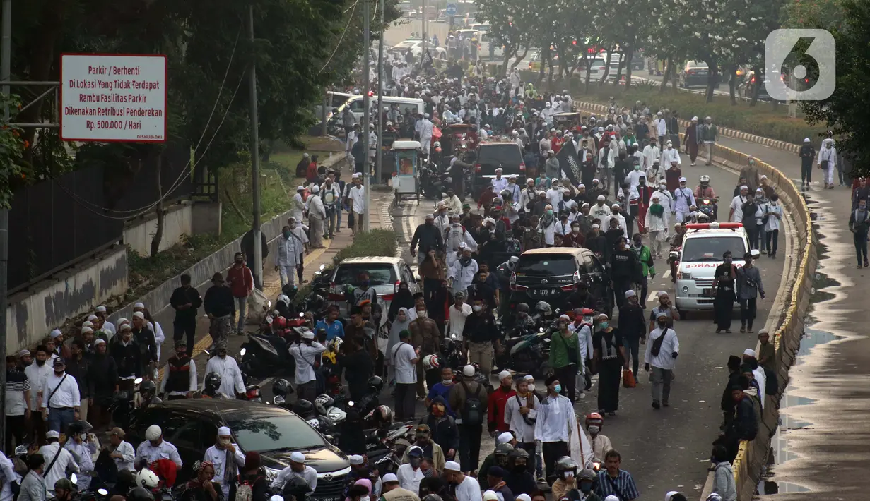 Massa aksi menentang RUU HIP memenuhi sebagian Jalan Gatot Subroto dekat Gedung MPR/DPR/DPD RI, Rabu (24/6/2020). Sebagian arus lalu lintas yang mengarah Gedung MPR/DPR/DPD RI dialihkan akibat adanya aksi unjuk rasa menentang RUU HIP. (Liputan6.com/Helmi Fithriansyah)