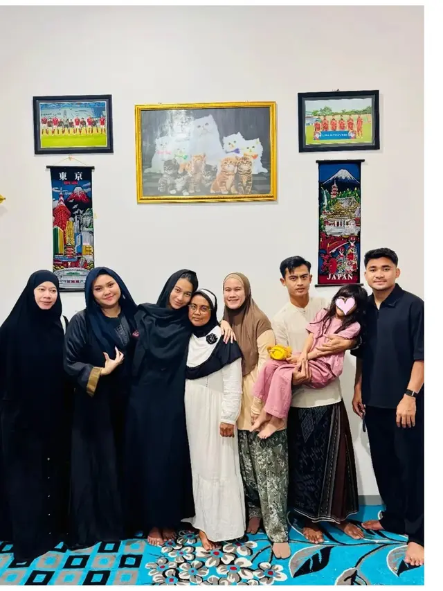 6 Potret Azizah Salsha Berbusana Serba Hitam saat Ziarah, Bertemu Pratama Arhan