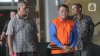 Bupati nonaktif Bengkayang, Suryadman Gidot meninggalkan gedung KPK usai menjalani pemeriksaan di Jakarta, Selasa (31/12/2019). Berkas perkara Tersangka kasus dugaan suap proyek pekerjaan di Pemkab Bengkayang, Suryadman Gidot telah lengkap (P21) dan siap untuk disidangkan. (merdeka.com/Dwi Narwoko)