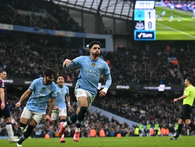 Pemain Manchester City, Omar Marmoush merayakan golnya ke gawang Newcastle United dalam laga lanjutan Liga Inggris 2024/2025 di Etihad Stadium, Manchester, Inggris, Sabtu (15/02/2025) waktu setempat. (AFP/Oli Scarff)