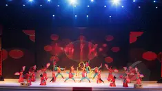 Sejumlah penari membawakan tarian dalam perayaan Cap Go Meh Bersama 2015 di Arena JIExpo Kemayoran, Jakarta, Senin (3/2). Perayaan Cap Go Meh 2015 mengambil tema Bersama Membangun Indonesia, Indonesia Satu, Indonesia Jaya. (Liputan6.com/Faizal Fanani)