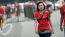 Ketegangan juga terlihat dari wajah suporter wanita jelang laga Indonesia U19 vs Korea Selatan di Stadion GBK Jakarta (Liputan6.com/Helmi Fithriansyah)