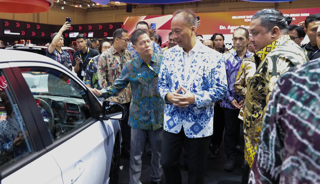 Menteri Perindustrian (Menperin) Agus Gumiwang menyaksikan produk otomotif  saat pembukaan Gaikindo Indonesia International Auto Show (GIIAS) 2026 di Tangerang, Banten, Kamis (30/7/2026). (KLY/Budy Santoso)