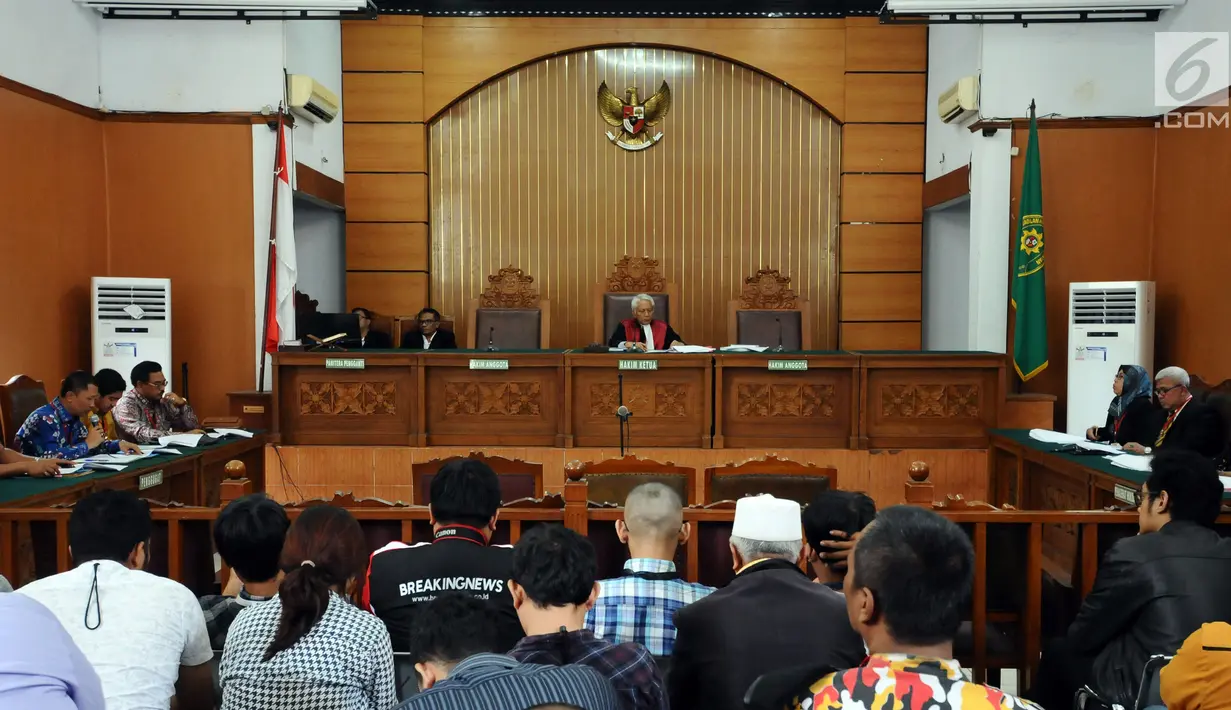 Hakim tunggal praperadilan, Cepi Iskandar (tengah) memimpin sidang perdana praperadilan Setya Novanto terhadap KPK di Pengadilan Negeri Jakarta Selatan, Rabu (20/9). Sidang beragendakan pembacaan materi pihak pemohon. (Liputan6.com/Helmi Fithriansyah)