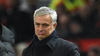 Ekspresi Pelatih Tottenham Hostpur, Jose Mourinho saat melihat pemainnya bertanding melawan Manchester United pada lanjutan Liga Inggris di Old Trafford, Rabu (4/12/2019). Tottenham kalah tipis atas MU 2-1. (AP Photo/Rui Vieira)