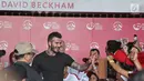 Mantan bintang sepak bola Inggris David Beckham menyapa anak-anak pada acara AIA Sepak Bola untuk Negeri di Jakarta, Minggu (25/3). Anak-anak yang terpilih berkesempatan bersalaman dengan David Beckham. (Liputan6.com/Herman Zakharia)