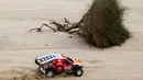 Pebalap Ford, Martin Prokop, saat beraksi di etape 1 Reli Dakar 2023 di Sea Camp, Arab Saudi, Minggu (1/1/2023). (AFP/Franck Fife)