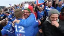Suporter Islandia berpelukan merayakan kemenangan timnya atas Inggris pada laga 16 besar Piala Eropa 2016 di Reykjavik, Islandia, Selasa (28/6/2016) dini hari WIB. Islandia menang 2-1. (EPA/Eythor Arnason)