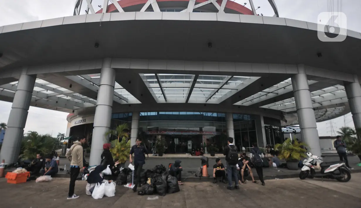 Aktivitas pedagang mengevakuasi barang-barang saat banjir merendam Mall Cipinang Indah, Jakarta Timur, Rabu (1/1/2020). Selain merendam permukiman warga, banjir kali ini juga melumpuhkan Mal Cipinang Indah yang terpaksa ditutup akibat terendam air. (merdeka.com/Iqbal S Nugroho)