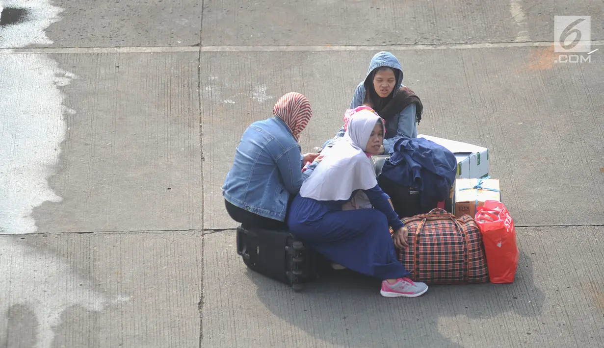 Sejumlah calon penumpang menunggu bus di Terminal Kampung Rambutan, Jakarta, Minggu (10/6). Lebih dari 28 ribu pemudik sudah meninggalkan Ibu Kota menuju kampung halamannya dengan bus hingga H-5 Lebaran 2018 pagi ini. (Merdeka.com/Arie Basuki)