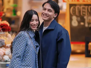 Melalui unggahannya, Jefri menulis, "Ending the year with you", yang mengisyaratkan momen spesial di akhir tahun. Ameera pun turut membagikan momen serupa dengan keterangan, "This year's perfect ending," dengan sama-sama membubuhi emotikon merah hati. (Liputan6.com/IG/@littlemisskhan)