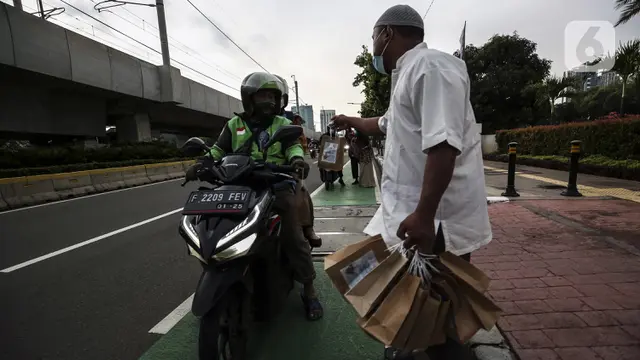 FOTO: Pembagian Takjil Secara Drive Thru di Masjid Al Azhar Jakarta