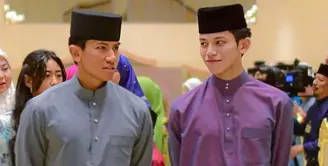 Meski bukan adik sedarah, Mateen dan Wakeel kerap terlihat bersama. Misalnya saja keduanya kompak mengenakan busana pria khas Melayu lengkap dengan pecinya. [@dytmabdulwakeel]