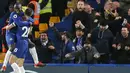 Gelandang Chelsea, Ngolo Kante berselebrasi dengan Cesar Azpilicueta usai mencetak gol ke gawang Manchester City selama pertandingan lanjutan Liga Premier Inggris di Stamford Bridge di London (8/12). Chelsea menang 2-0 atas City. (AP Photo/Tim Ireland)