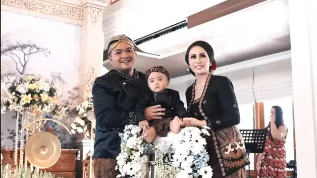 [Fimela] Tedak siten anak kedua Momo Geisha