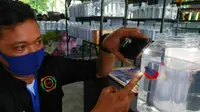 Juri sedang menilai ikan cupang yang ikut kontes di Pekanbaru. (Liputan6.com/M Syukur)