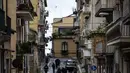 Otoritas Italia, pada Senin, 26 Januari, menetapkan status darurat nasional, menyusul dampak mematikan siklon Harry yang menerjang wilayah Calabria, Sisilia, dan Sardinia sejak awal pekan lalu. Tampak dalam foto, petugas pemadam kebakaran membantu para pengungsi mengumpulkan barang-barang mereka di rumah-rumah mereka yang terletak di zona merah Niscemi, Sisilia, Kamis 29 Januari 2026. (MARCO BERTORELLO/AFP)