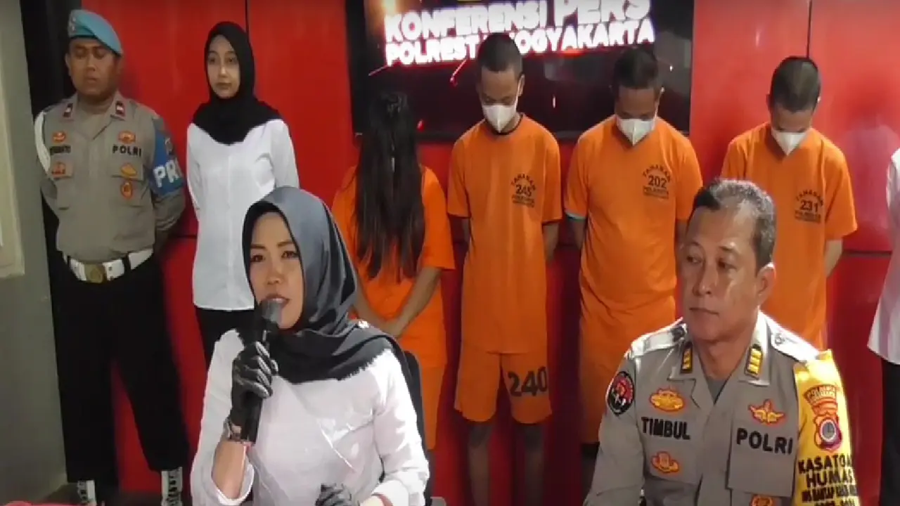 Kanit PPA Polresta Yogyakarta, Ipda Apri Sawitri bersama Kasi Humas dan Tersanka TPPO