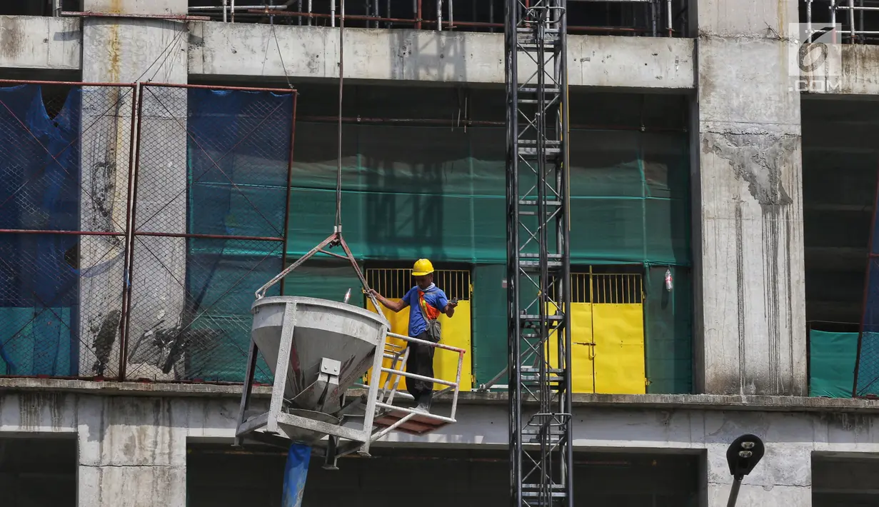 Aktivitas pekerja di kawasan proyek pembangunan Apartemen Meikarta di Cikarang, Kabupaten Bekasi, Jawa Barat, Jumat (12/4). Sejak diluncurkan 17 Agustus 2017 lalu, Meikarta secara cepat melakukan pembangunan  yang saat ini sudah sampai lantai 20 dari total 30 lantai. (Liputan6.com/Johan Tallo)