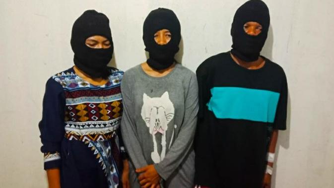 Tiga pelaku yang ditangkap dalam kasus istri bunuh suami di Kecamatan Mandau, Bengkalis. (Liputan6.com/M Syukur)
