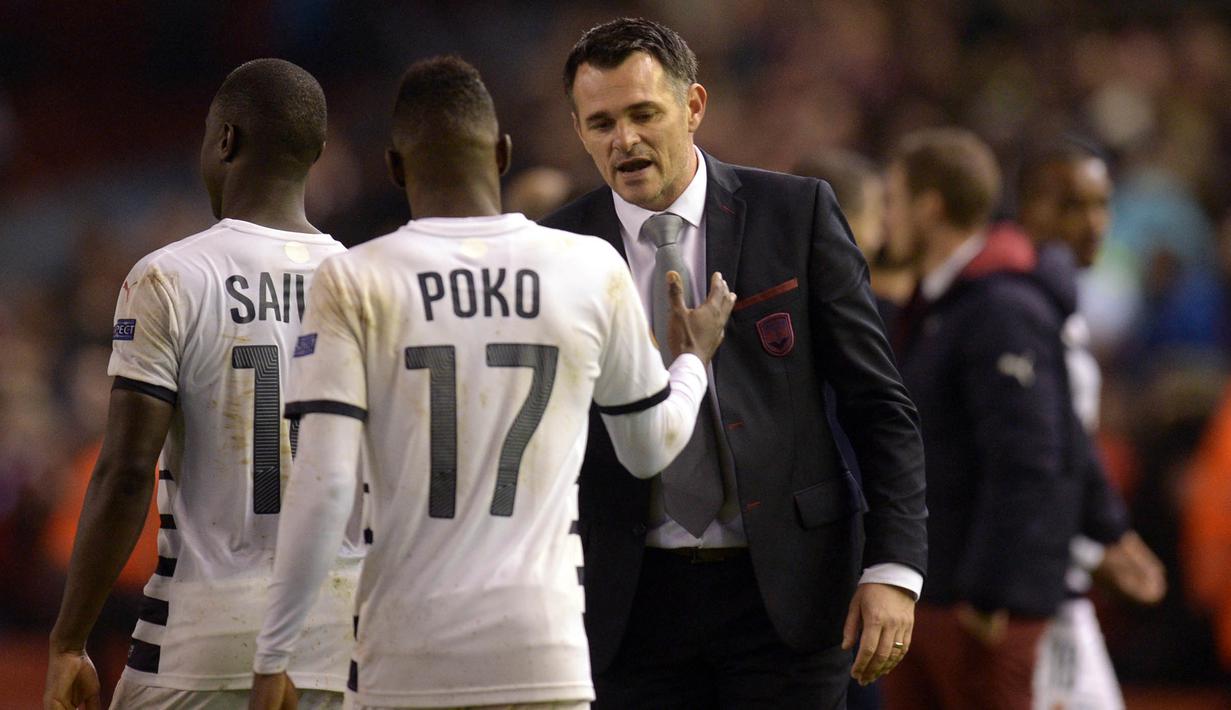 Pelatih Bordeaux, Willy Sagnol, memotivasi anak asuhnya usai takluk dari Liverpool pada laga Liga Europa di Stadion Anfield, Inggris, Kamis (26/11/2015). (AFP Photo/Oli Scarff)