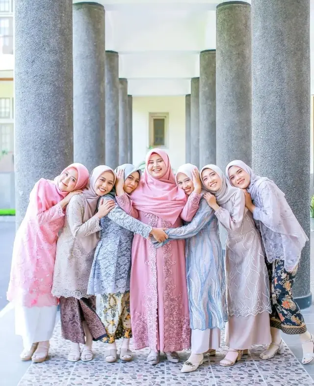 Muslimah sedang foto wisuda dengan kebaya dan gamis syar'i. (Liputan6.com/IG/inspirasi.kebayawisuda)