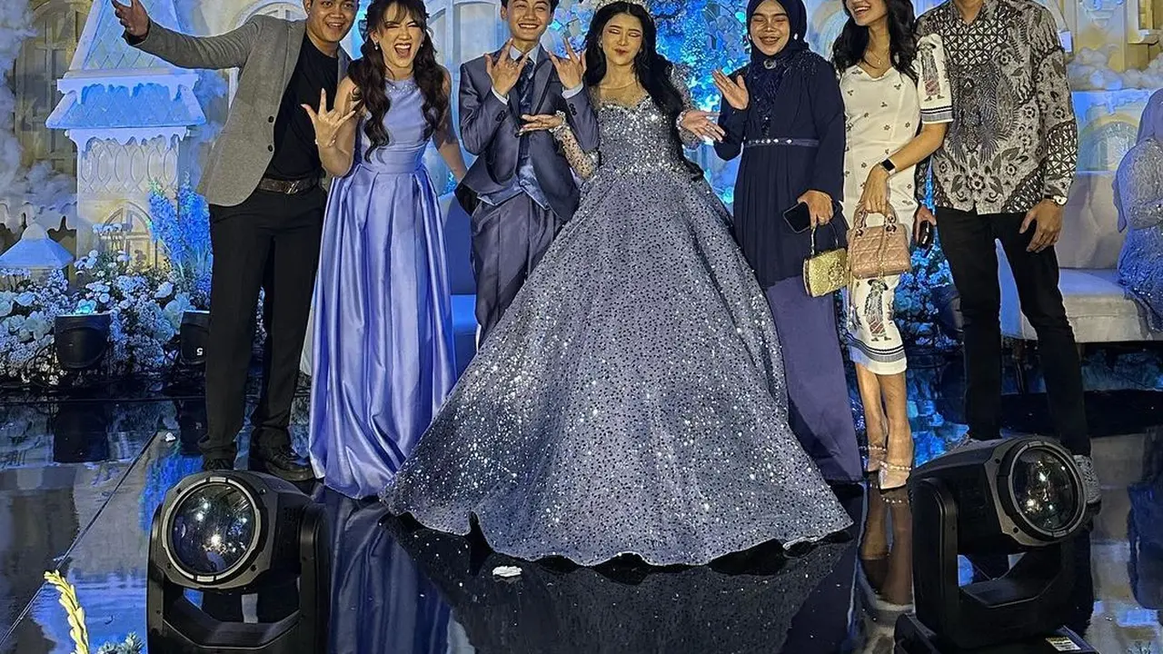 Potret  Happy Asmara foto bersama dengan kedua mempelai dan tamu (Sumber: Instagram/@happy_asmara77)