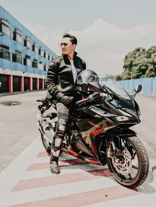 Ini salah satu pesona Omesh ketika mencoba motor sport alias motor balap. Penampilannya sukses banjir pujian netizen karena terlihat seperti pembalap sungguhan. (Liputan6.com/IG/@omeshomesh)
