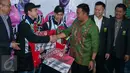 Kemenpora memberikan bonus sebesar 250 juta kepada Kevin dan Marcus saat tiba di Bandara Internasional Soekarno Hatta, Tangerang, Banten, Selasa (14/3). Kevin dan Marcus adalah juara ganda putra All England 2017. (Liputan6.com/Gempur M Surya)