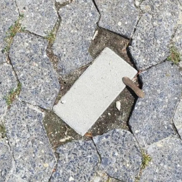 6 Potret Salah Pasang Paving Block Ini Nyeleneh, Pejalan Kaki Geleng Kepala