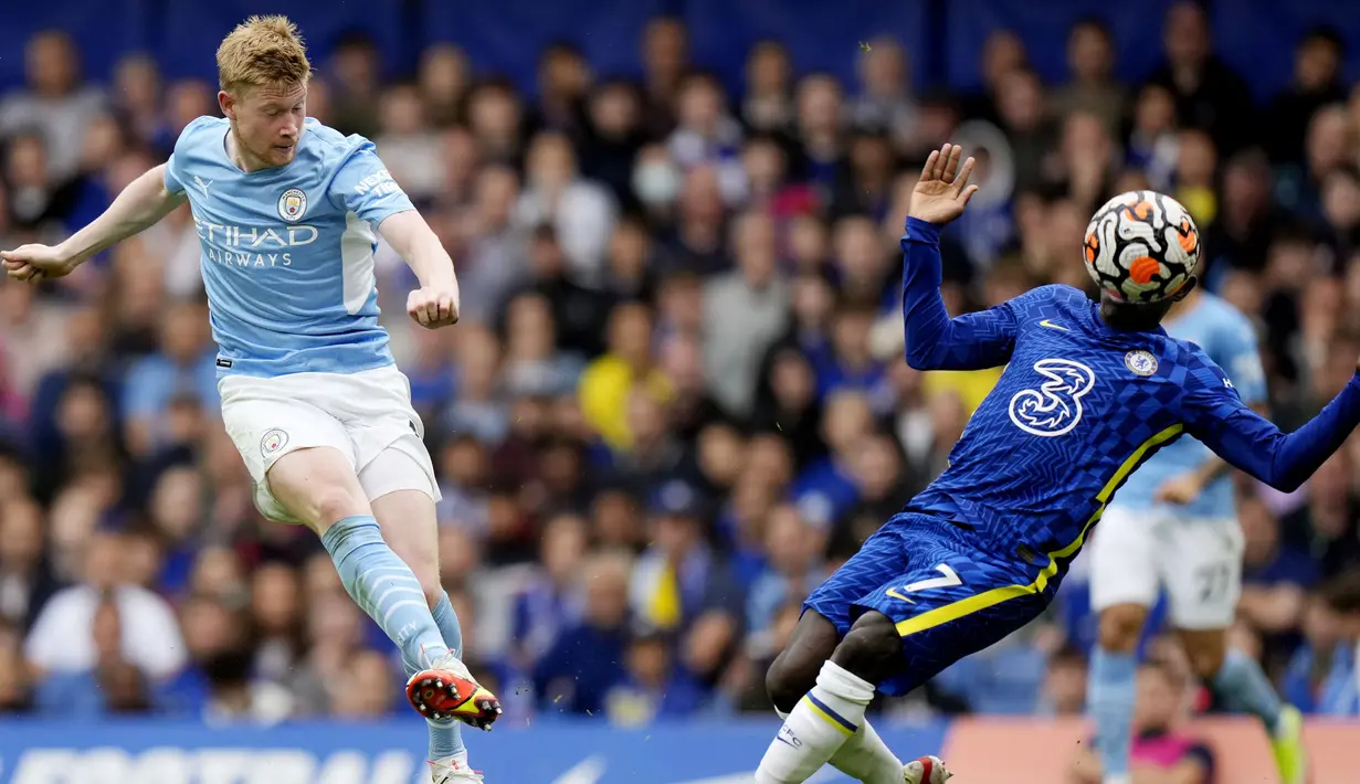 Bermain di Stamford Bridge, Manchester City tampil menekan sejak peluit awal babak pertama. Serangan bertubi-tubi City membuat barisan pertahanan The Blues harus kerja keras. (AP/Alastair Grant)