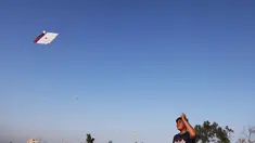 Anak laki-laki menerbangkan permainan tradisional layangan selama bulan Ramadan di sebuah lapangan di Kerbala pada 12 Mei 2019. Bermain layang-layang merupakan salah satu cara muslim Irak untuk mengisi waktu sambil menunggu saat berbuka puasa (ngabuburit). (REUTERS/Abdullah Dhiaa Al-Deen)