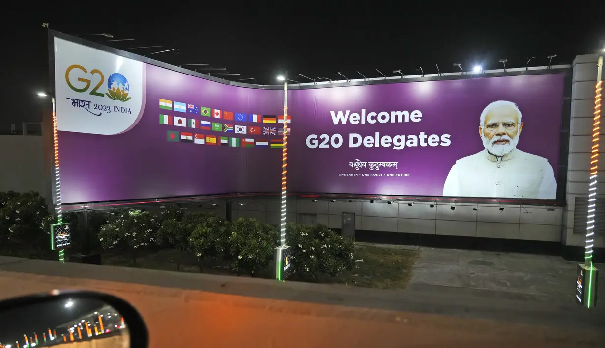 Papan reklame bergambar Perdana Menteri India Narendra Modi menyambut delegasi terlihat di bandara menjelang KTT G20 minggu ini, di New Delhi, Rabu (6/9/2023). (AP Photo/Manish Swarup)