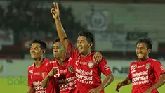 Selebrasi gol Putu Gede Juniantara, bek Bali United dalam turnamen sepak bola Bali Island 2016 di Stadion Kapten I Wayan Dipta, Gianyar, Bali, Minggu (21/2/2016). (Bola.com/Peksi Cahyo)