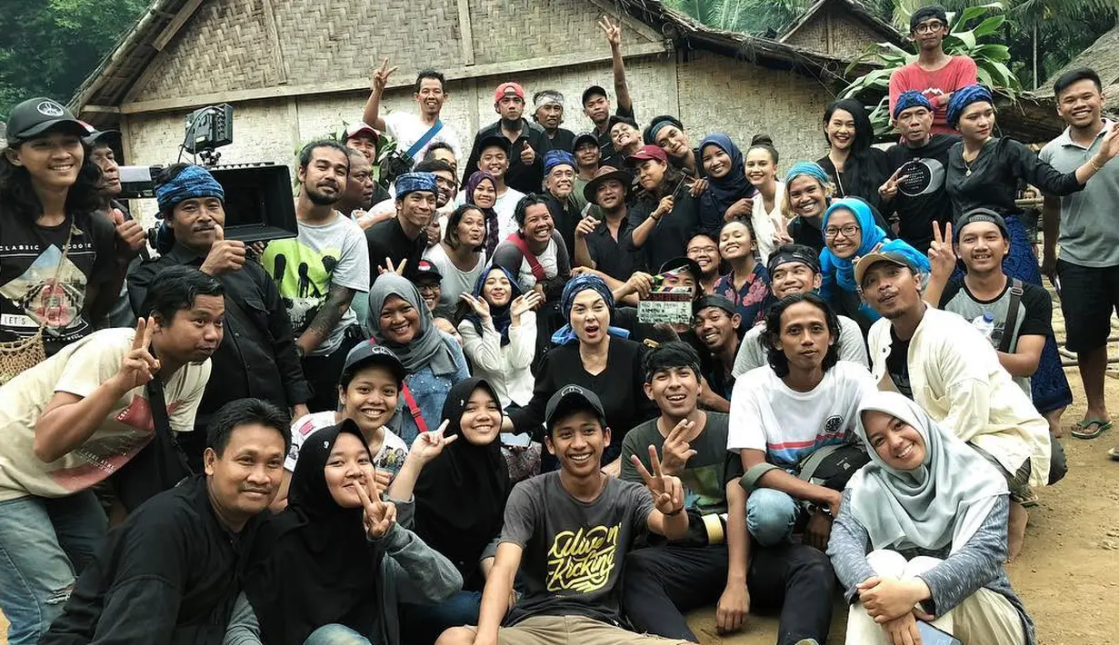 Laudya Cynthia Bella juga terlihat berpose dengan para pemain dan kru. Mereka terlihat begitu ceria saat syuting filmnya selesai. (Foto: instagram.com/laudyacynthiabella)