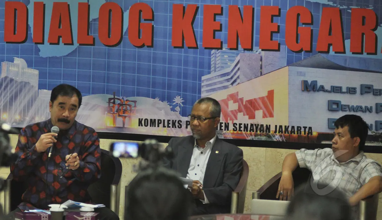 Dirjen Keuangan Daerah Kemendagri Reydonnyzar Moenek (kiri) saat menjadi narasumber pada diskusi "APBD Pro Siapa?" Cofe Corner DPD, Kompleks Parlemen Senayan, Jakarta, Rabu (25/3/2015).(Liputan6.com/Andrian M Tunay)