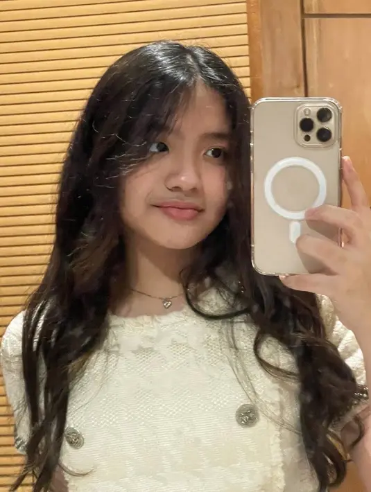 Gaya fashion-nya trendy dan modis, namun sesuai usianya. @lovelyrum.