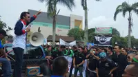 Ratusan pengemudi angkutan online melakukan protes di Gedung DPRD Sumsel (Liputan6.com / Nefri Inge)