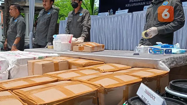 Barang Bukti Obat Keras di Rumah Mewah Kota Serang, Banten. (Selasa, 02/10/2024). (Yandhi Deslatama/Liputan6.com).