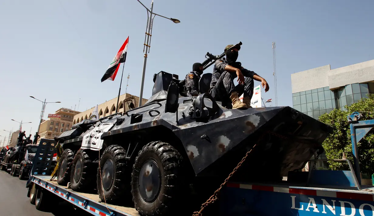 Kendaraan tempur lapis baja saat dibawa pasukan keamanan Irak saat parade militer di jalanan Kota Baghdad, Irak, Selasa (12/7). Irak memamerkan kekuatan peralatan tempur unggulannya sebagai langkah lanjutan menggempur ISIS. (REUTERS/Khalid al Mousily)