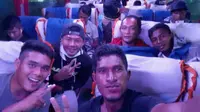 Pemain PS Bangka saat berada di dalam bus untuk menjalani laga tandang dari Bangka ke Kabupaten Asahan, Sumatra Utara. (Bola.com/Dok.pribadi)