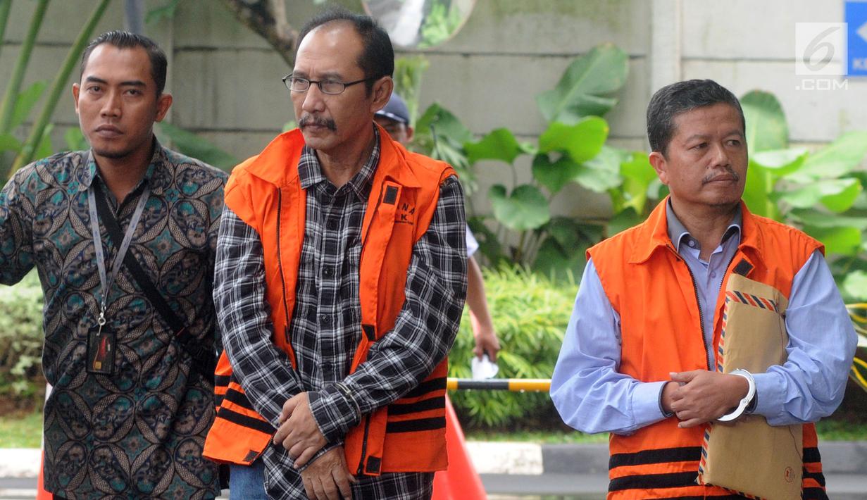 Hakim PN Jakarta Selatan nonaktif Iswahyu Widodo (kiri) dan Kepala Bidang SMP Dinas Pendidikan Kabupaten Cianjur Rosidin tiba di Gedung KPK, Jakarta, Jumat (22/2). Iswahyu dugaan menerima suap terkait kepengurusan perkara. (Merdeka.com/Dwi Narwoko)