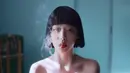 “Dari sudut pandangku, orang-orang tidak melihat selebriti sebagai manusia," kata Sulli. Menurutnya, banyak orang yang menganggapnya sebagai sebuah produk. "Saya harus menjadi sesuatu yang mereka inginkan." (Foto: Netflix via Koreaboo)