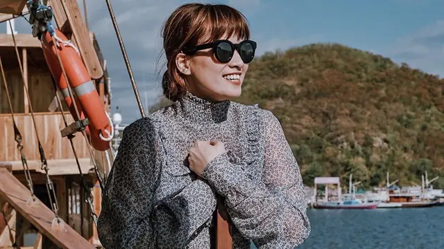 FOTO: Gaya Chika Jessica Saat Pakai Kacamata, Makin Memukau