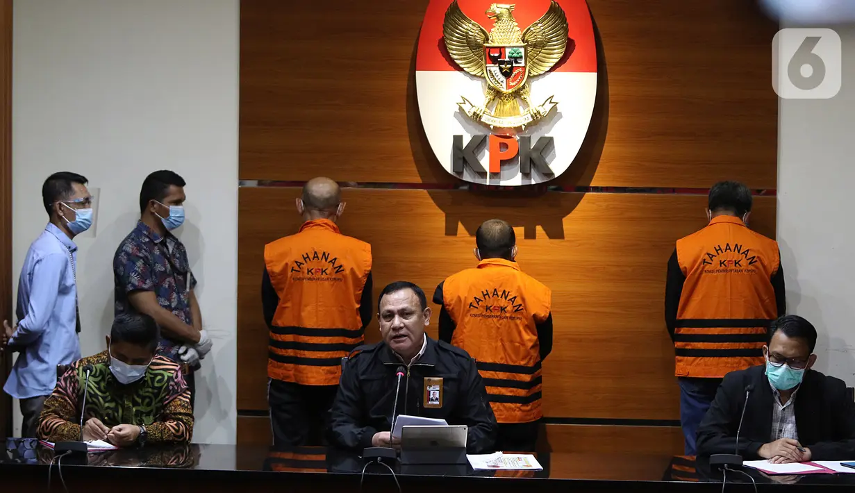 Ketua KPK Firli Bahuri menyampaikan keterangan pers terkait Operasi Tangkap Tangan (OTT) Gubernur Sulawesi Selatan di Jakarta, Minggu (28/2/2021) dinihari. Gubernur Nurdin Abdullah ditetapkan sebagai tersangka kasus dugaan penerimaan suap terkait proyek infrastruktur. (Liputan6.com/Herman Zakharia)