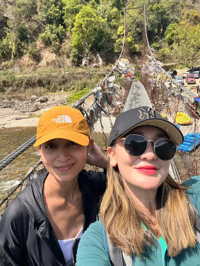 Model Kacamata Gelap Luna Maya (Foto: Instagram @lunamaya)