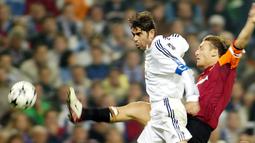 Fernando Hierro. Bek dan kapten Real Madrid yang bergabung sejak 1989 ini ditendang di akhir musim 2002/2003 karena memimpin protes terhadap pemecatan pelatih Vicente del Bosque. Padahal kontrak baru telah disiapkan sebelum insiden tersebut. Ia pun hengkang ke Al-Rayyan. (Foto: AFP/Javier Soriano)