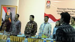 Ketua KPU Husni Kamil Malik (tengah) saat diskusi di kantor KPU, Jakarta, (14/3).Hal ini dilakukan untuk menyambut pemilihan Gubernur dan wakil gubernur, bupati dan wakil bupati dan walikota dan wakil walikota tahun 2017. (Liputan6.com/Helmi Afandi)